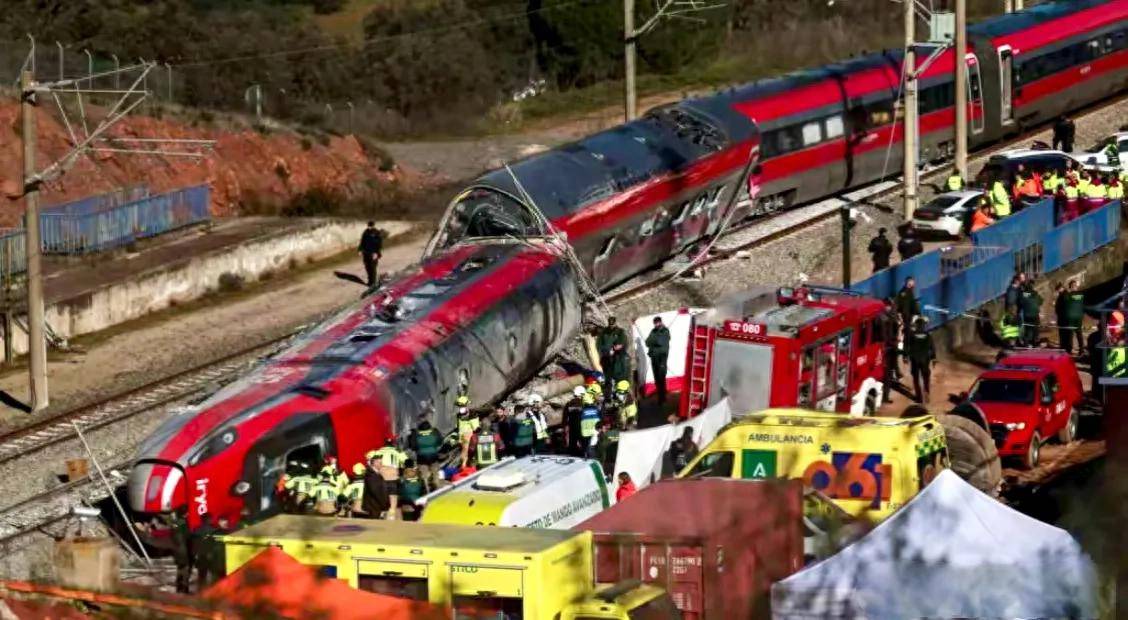 西班牙两列高铁脱轨相撞或因一截铁轨丢失和鱼尾夹板变松导致